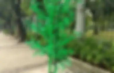 Pohon Plastik Viral yang Mengganggu Jalanan Jakarta Dicopot, Sandiaga Uno Mengungkap Fakta Mengejutkan!