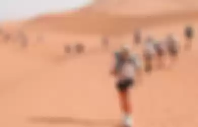 Peserta Marathon of the Sand harus berlari melewati gurun pasir. 