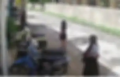 (Video) Sadis! Kesal Cinta Ditolak, Pria Ini Tembak Mantan Pacar di Depan  Asramanya