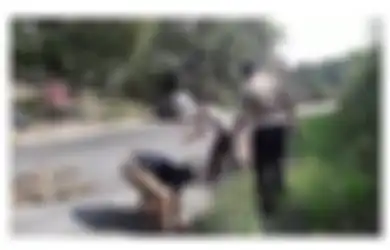 Ini Kisah Sebenarnya dari Video Viral 2 Orang Polisi yang Menambal Jalan Berlubang