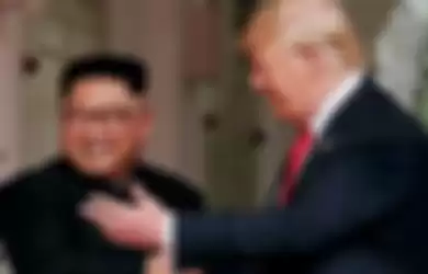 Tak Mau Terlihat Pendek saat Bersanding dengan Donald Trump, Kim Jong Un Rela Menggunakan Trik ini Untuk Membuatnya Lebih Tinggi