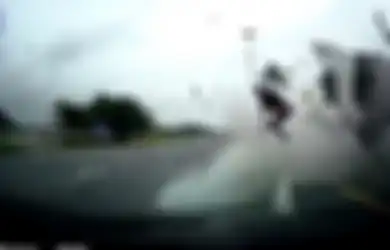 (Video) Tertidur dan Tidak Pakai Sabuk Pengaman, Sopir Truk Ini Terlepar dari Truknya Saat Kecelakaan