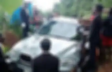 Demi Penuhi Janjinya, Seorang Anak Kuburkan Ayahnya Dengan Mobil BMW Terbaru