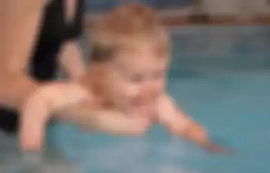 Adik bayi yang usianya di aats enam bulan boleh berenang.
