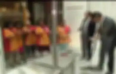 Patut Dicontoh! Kopinya Tumpah, Perdana Menteri Ini Ngepel Lantai Kotor Tersebut Sendiri