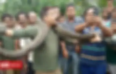 'Selfie', Pria ini Tercekik Lilitan Ular Piton yang Dikalungkan di Lehernya