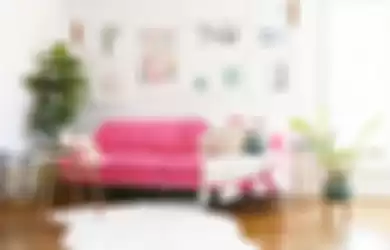 Ilustrasi warna pink unuk sofa sebagai pembangkit mood. 