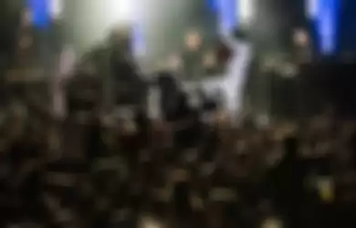Gokil! Peter Crouch Ikutan Moshing dalam Sebuah Konser Musik Rock