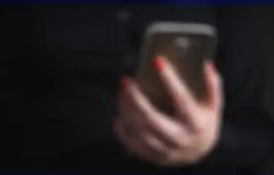 Wahai Pecandu Gadget, Wanita Ini Diceraikan Suami di Malam Pertama Karena Sibuk Main Ponsel