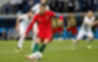 Cristiano Ronaldo mengeksekusi penalti