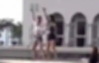 Jangan Tiru Ulah Dua Turis yang Joget di Depan Rumah Ibadah Mengenakan Baju Minim, Bisa Fatal Akibatnya