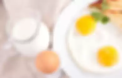 Bahaya nggak nih kombinasi susu dan telur saat sarapan?