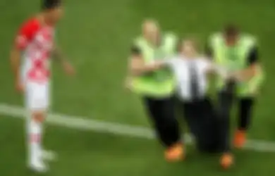 Pussy Riot yang Menerobos Masuk Lapangan saat Final Piala Dunia Bukan Kelompok Punk Sembarangan