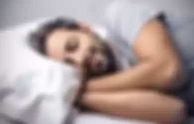 Posisi tidur yang salah bisa memperparah nyeri punggung. 