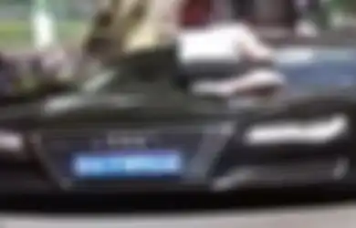 Pergoki Suami Selingkuh, Wanita Ini Nekat Naik ke Kap Mobil Suaminya yang Sedang Bersama Selingkuhannya