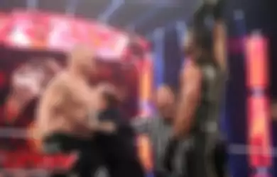 Brock Lesnar (kiri) Seth Rollins (kanan)