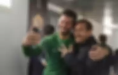 Alisson Becker bersama Francesco Totti
