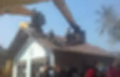 Heroiknya Sumiyo Bergulat dengan Petugas di Atas Rumah saat Tanahnya Digusur untuk Bandara Baru Yogyakarta