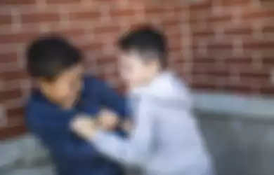 (Ilustrasi) Dua anak cowok sedang berkelahi