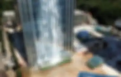 Perusahaan Ini Buat Air Terjun Buatan di Gedung Pencakar Langit Mereka, Tapi Biaya Penggunaannya Bisa Bikin Bangkrut!