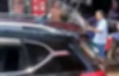 Balita Terkunci di Dalam Mobil, Warga Bantu Semprot Air Karena Orangtuanya Tak Mau Kaca Mobilnya Dipecah