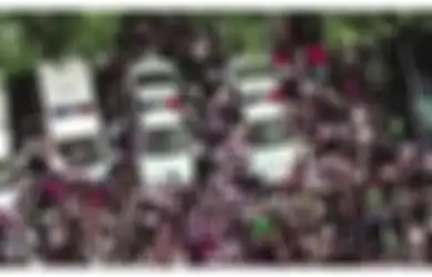 Gara-gara Sombong Punya Mobil dan Menghina Pengendara Sepeda, Seorang Pria Dihadang Massa yang Mengamuk!