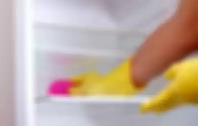 Membersihkan kulkas sebelum berpergian