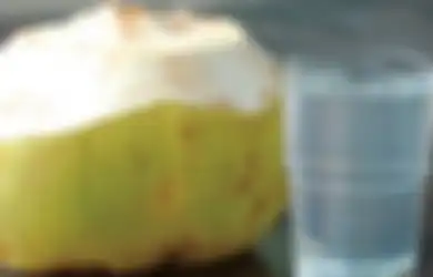 Jangan Salah! Meski Menyehatkan, Orang dengan Kondisi Ini Dilarang Minum Air Kelapa Muda