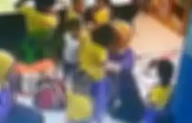 Tak Layak Dicontoh, 2 Guru TK Tega Menyiksa Muridnya hingga Jatuh dari Kursi