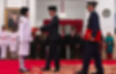 Kisah Haru Anak Penjual Lontong yang Dilantik Jokowi Menjadi Paskibraka 2018