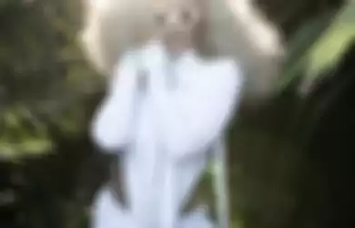 Penampilan Agnezmo dengan Rambut Keriting warna Putih