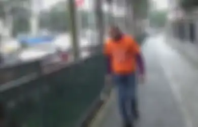 Bukan Foya-foya, Miliarder ini Habiskan Waktunya untuk Punguti Sampah di Jalanan