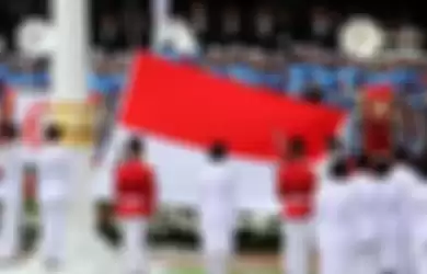 Pasukan Paskibraka bertugas menaikan Bendera Merah Putih dalam Upacara Peringatan Detik-detik Proklamasi Kemerdekaan Republik Indonesia