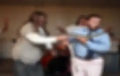 (Video) Mengerikan, Pendeta Ini Biarkan Dirinya Digigit Ular Berbisa Saat Khotbah di Gereja