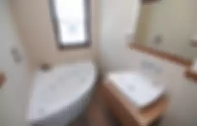 Bathtub sperempat lingkaran untuk diletakkan di sudut kamar mandi.