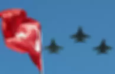Jet tempur F-16 AU Turki dalam suatu parade militer