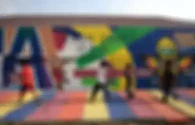 Mural bertema Asian Games terlihat di Kampung Serdang, Kamayoran, Jakarta Pusat, Jumat (20/7/2018). 