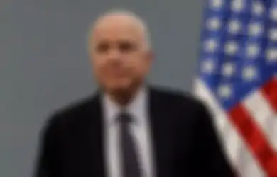 John McCain Meninggal Karena Kanker Otak: Benarkah Main Ponsel 15 Jam Sehari Bisa Jadi Pemicunya?