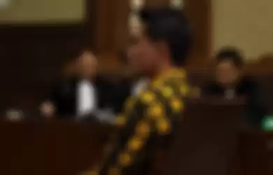 Terdakwa Gubernur nonaktif Jambi Zumi Zola menjalani sidang perdana