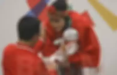 Menpora mengalungkan medali emas kepada atlet pencak silat Puspa Arumsari