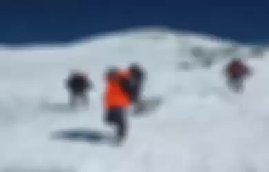 Mayat Elena diturunkan dari atas Gunung Elbrus