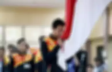 Pebulu tangkis tunggal putra Jonathan Christie mencium bendera merah putih yang dipegang Ketua Umum PBSI Wiranto pada upacara pelepasan tim piala Sudirman 2017 bersamaan dengan peringatan ulang tahun PBSI ke-66 di Pelatnas Cipayung, Jakarta Timur, Sabtu (6/5). Tim bulu tangkis Indonesia berada di sub grup 1D bersama Denmark dan India pada kejuaran beregu campuran Piala Sudirman 2017 di Gold Coast, Australia 21-28 Mei.Kompas/ Priyombodo (PRI)06-05-2017