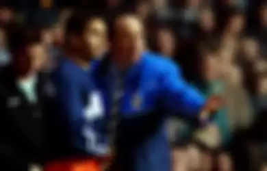 Valencia's coach Rafael Benitez gives instructions to substitute Sanchez