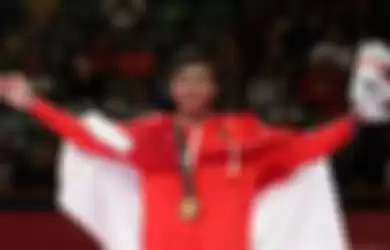 Karateka Indonesia Rifki Ardiansyah Arrosyiid menunjukkan medali emas yang diperolehnya setelah mengalahkan Karateka Iran Amir Mahdi Zadeh pada Final Karate Putra 60kg, Asian Games 2018 di JCC Senayan, Jakarta, Minggu (26/8/2018). Rifki menyumbang medali emas untuk Indonesia setelah megalahkan Karateka Iran Amir Mahdi dengan skor 9-7. 