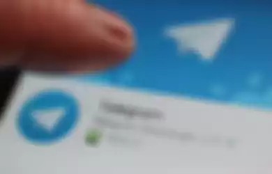 Ilustrasi mengunduh aplikasi Telegram