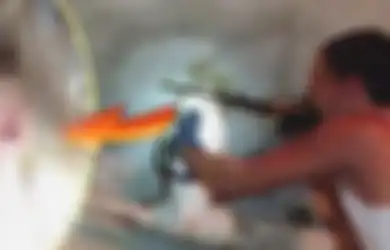 Seorang Pria Mendengar Tangisan Misterius di Pipa Toilet, Ia Semakin Keget Setelah Membuka Isinya