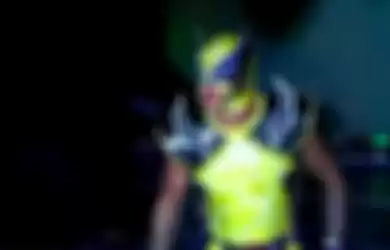Rey Mysterio bertanding dengan kenakan kostum Wolverine di ALL IN