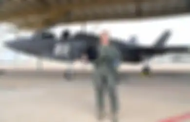 Bertemu dengan Pilot Perempuan Pertama yang akan Menerbangkan Pesawat Siluman F-35