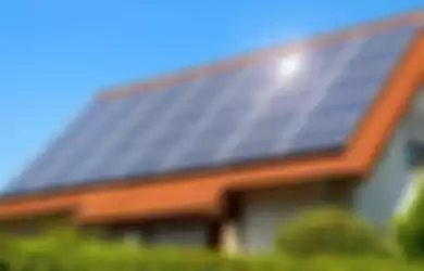 Penggunaan panel surya pada rumah. 