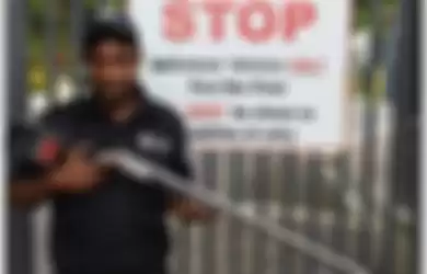 Selalu ada penjaga bersenjata lengkap di depan gedung.